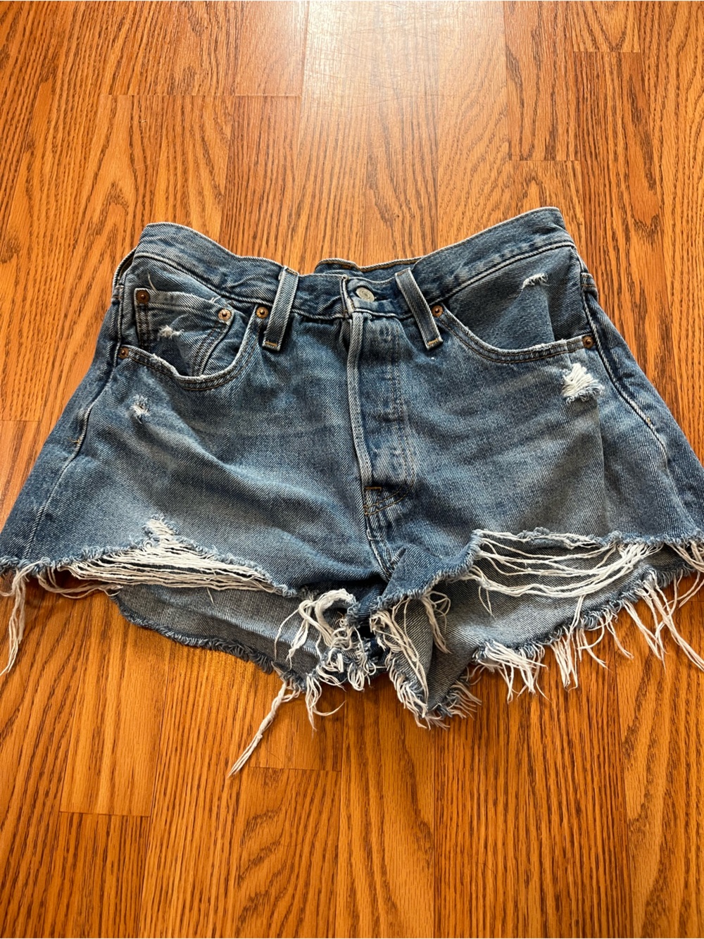 Womens size 30 Levi’s distressed shorts (size 10)